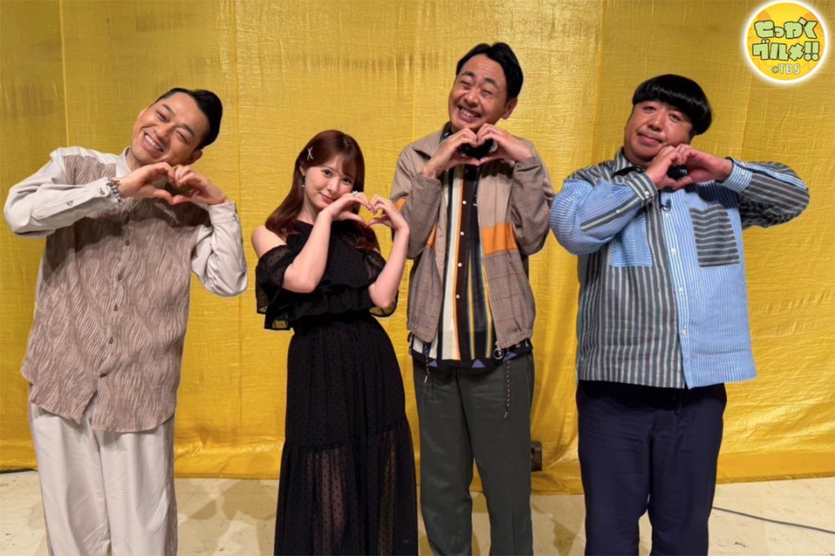 休養を発表したバナナマン・日村勇紀（右端）。デビュー当時から体重は32kgも増えたという（画像・『バナナマンのせっかくグルメ!!　公式』のX「@sekkaku_tbs」より）