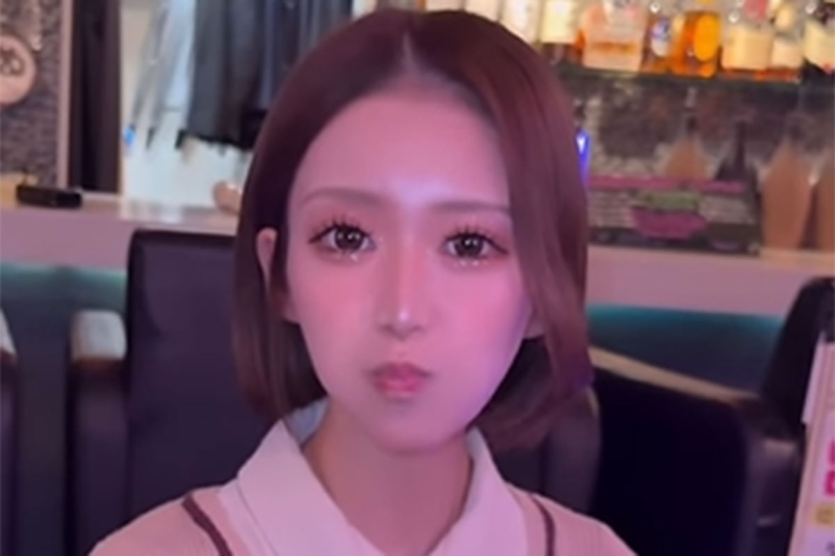 女性店員がコーヒーにミルク“口移し”提供、バーの動画に批判殺到…本人が語…