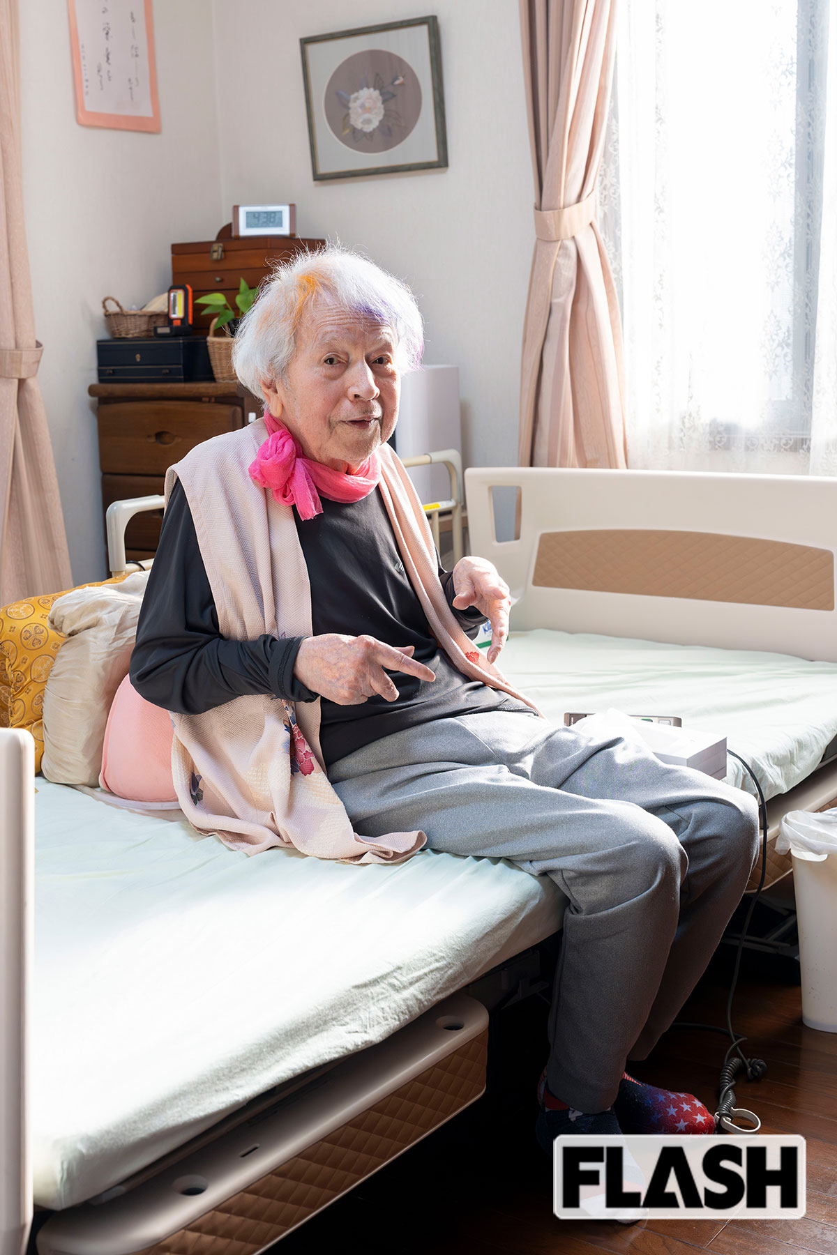ヘアスタイルから足元まで､志茂田景樹氏の個性的な装いは健在だ（写真･木村哲夫）