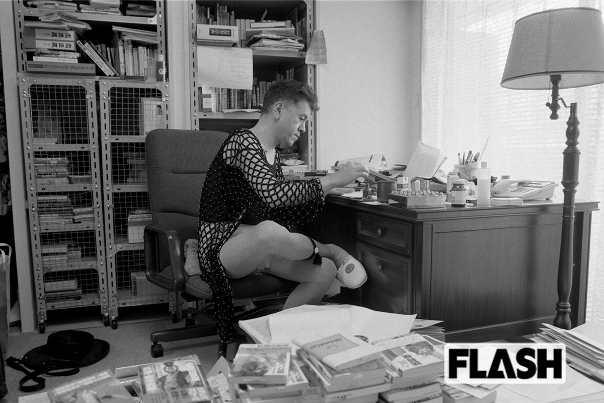 53歳｡東京･港区の事務所にて､執筆中の志茂田景樹氏（写真･本誌編集部）