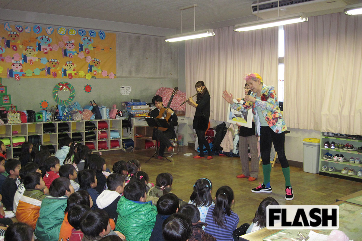 59歳で「よい子に読み聞かせ隊」を結成｡公演は累計1900回以上におよんだ（写真･本人提供）