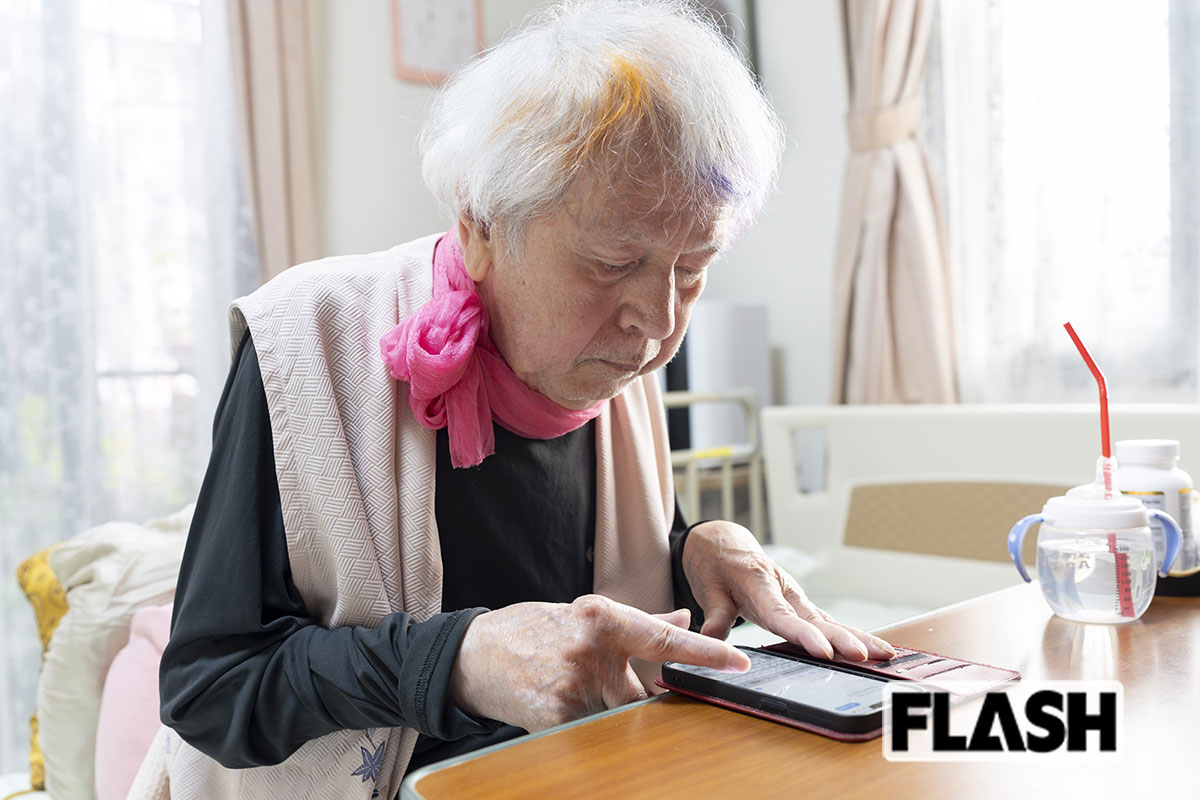 現在は､スマホの音声入力なども活用して長編小説を書いている｡「誤変換された文章を訂正するのがたいへん」（志茂田氏）（写真･木村哲夫）