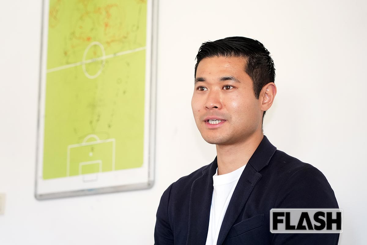 練習場に隣接するクラブハウス内のオフィスで撮影。いつも、バランスボールを椅子代わりにしているという（写真・渡辺航滋）