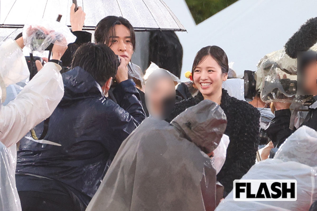 メディアの取材に応じる目黒蓮と横田真悠