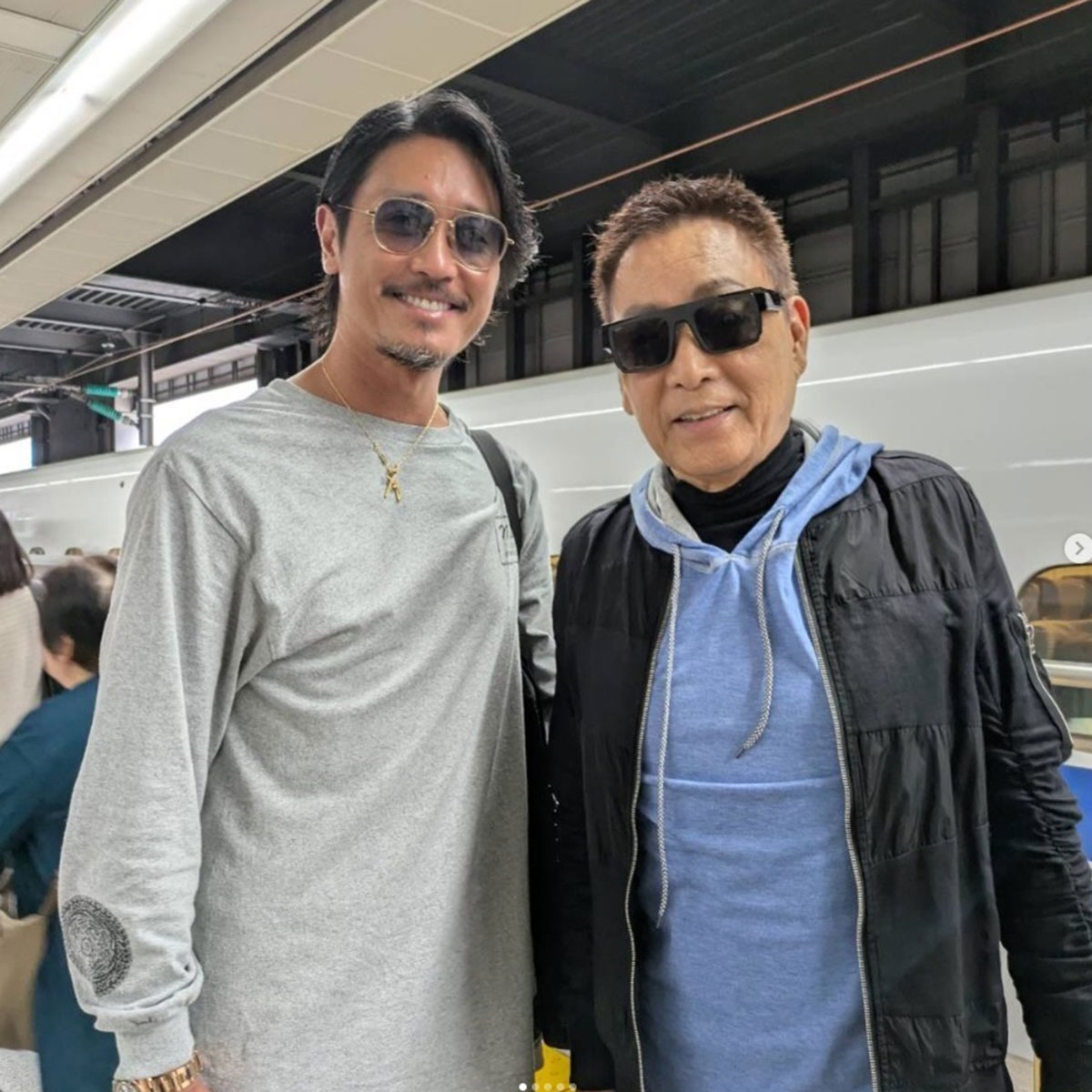 錦野旦のInstagramに登場した永井大。白髪交じりのロン毛にヒゲをたくわえワイルド化している（写真・錦野旦のInstagramより）