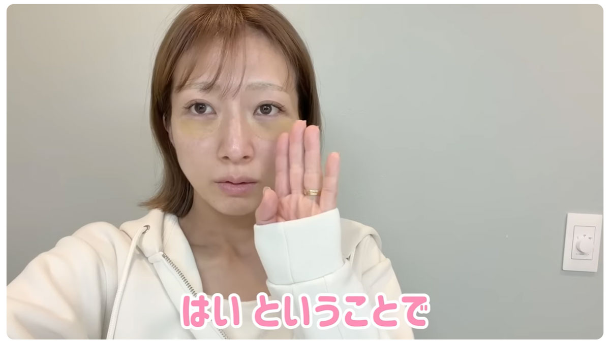辻希美のYouTube動画より。クマ取り手術後の経過をレビューした辻だが、貴重なカラーコンタクトなしの様子を公開したことで、《絶対カラコンない方がいい！》などと絶賛コメントが寄せられた