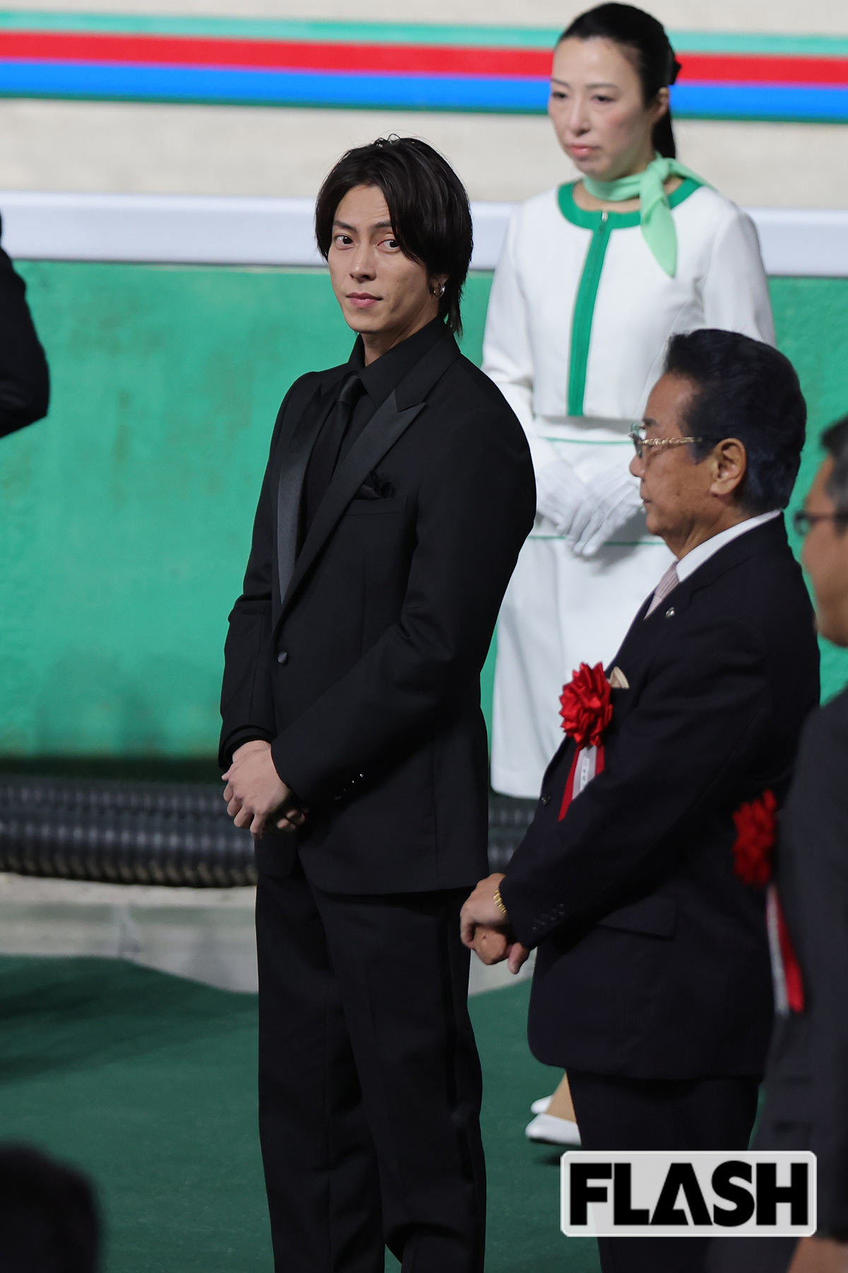 ブラックスーツを着た山下智久