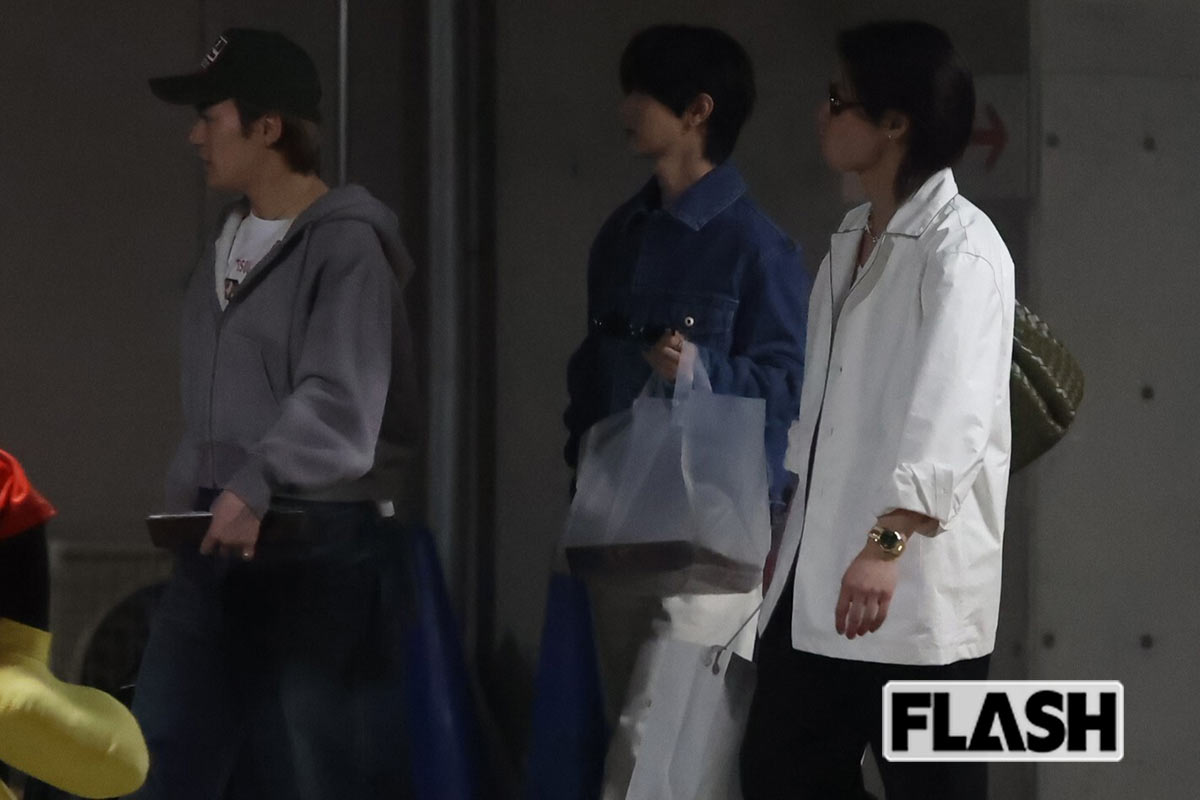 帰宅する車に乗り込む松倉海斗、七五三掛龍也、松田元太