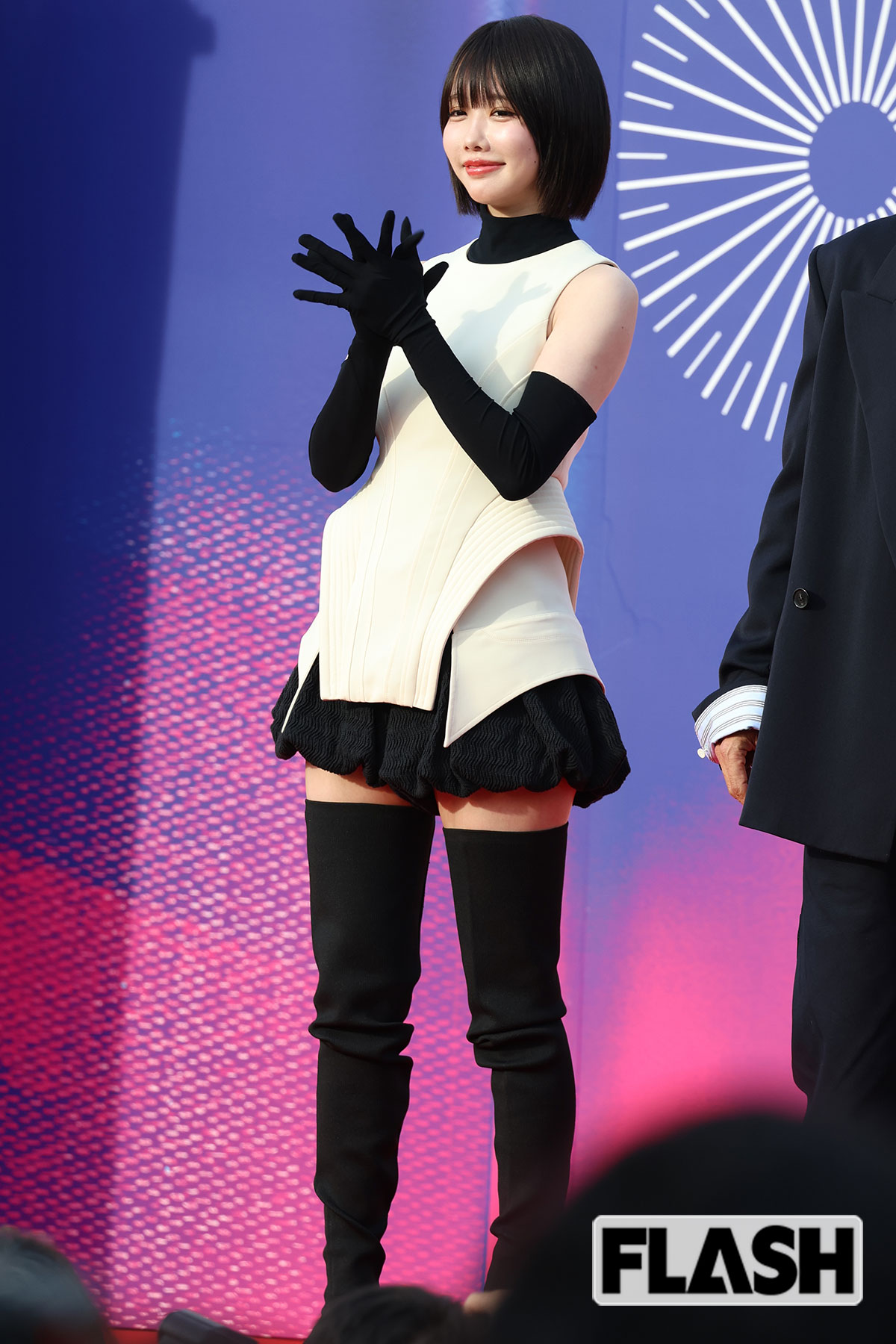 拍手をするあの