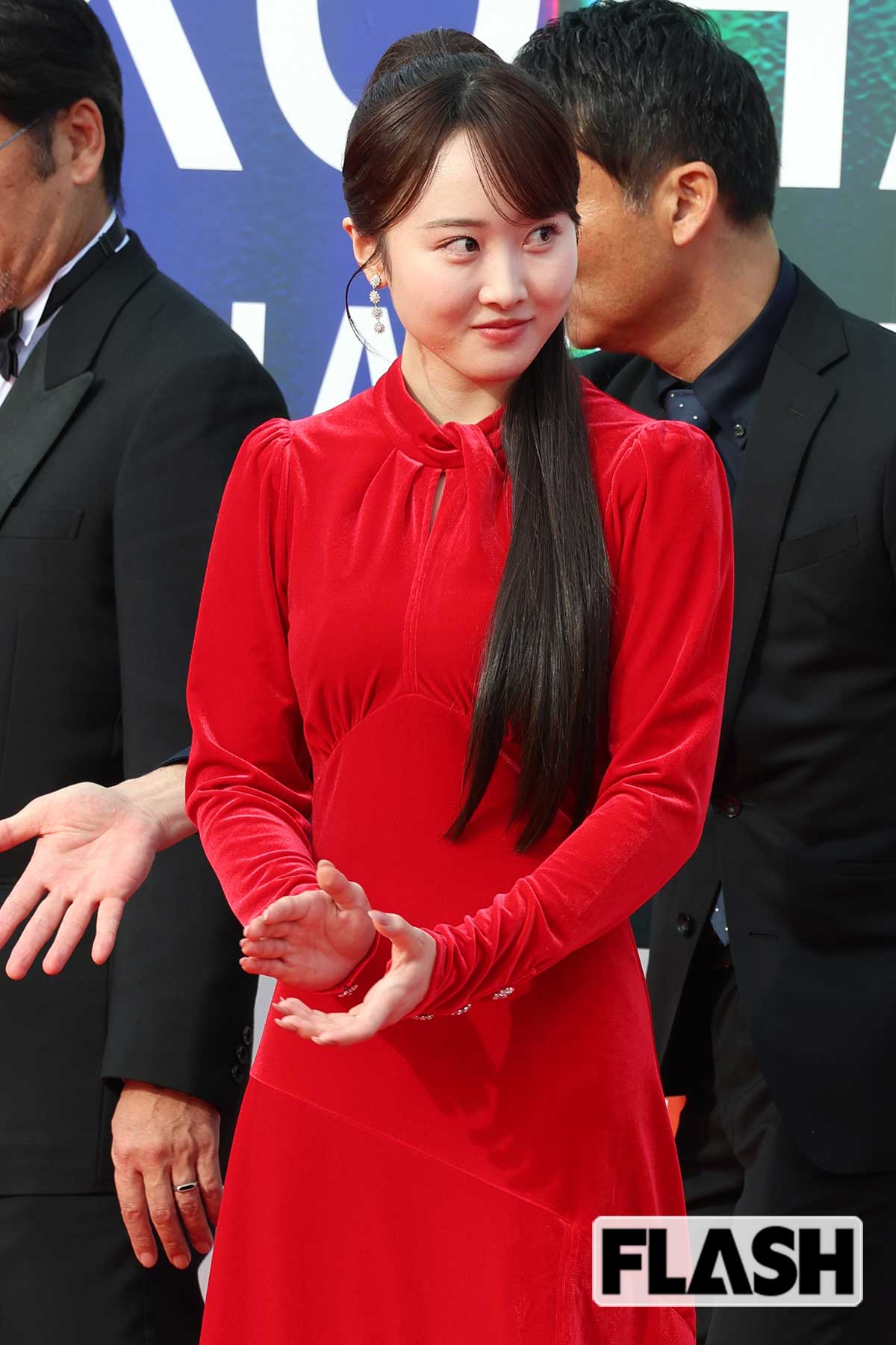 同じく赤いワンピースを着た本田望結
