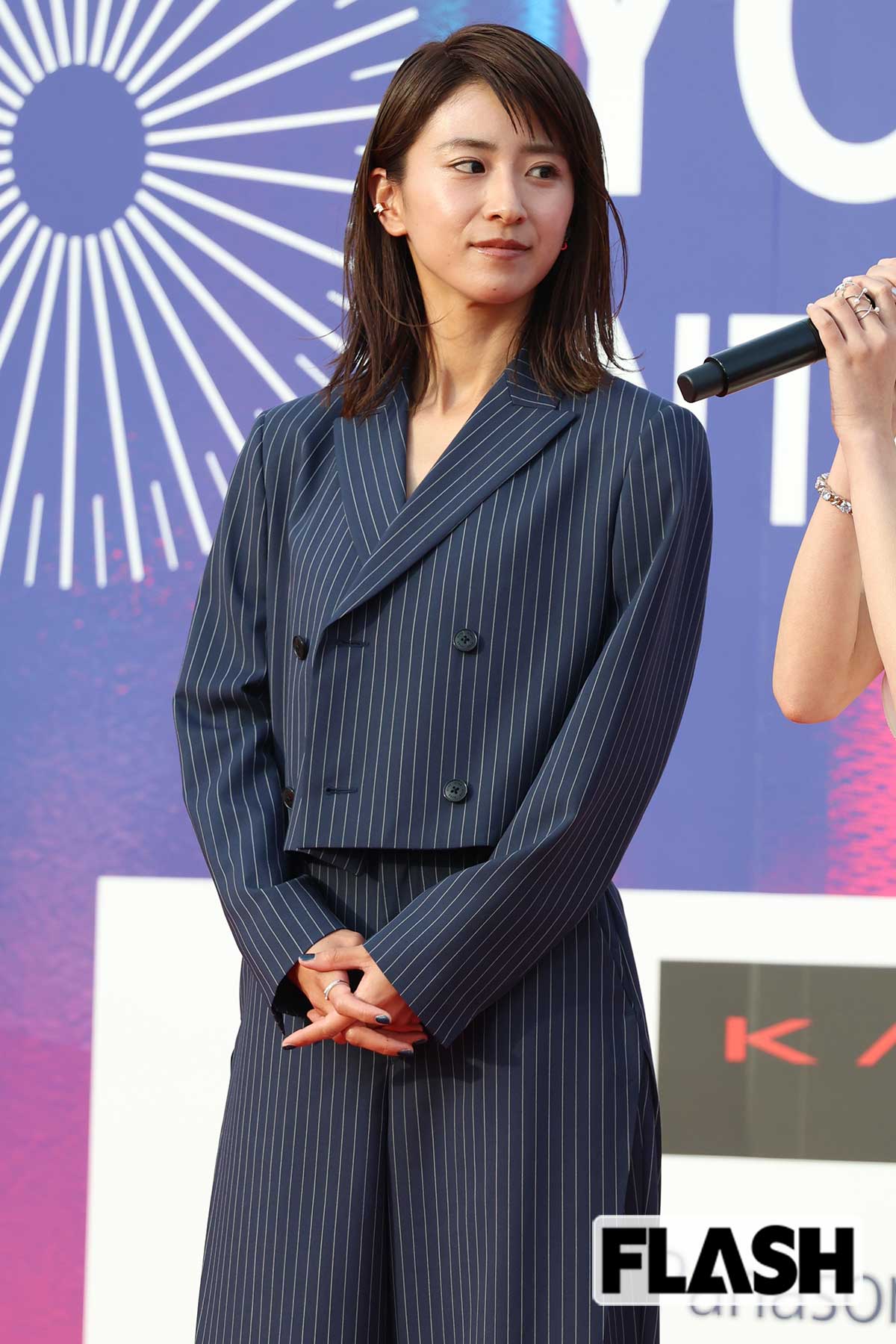 ストライプの衣装を着こなす黒島結菜