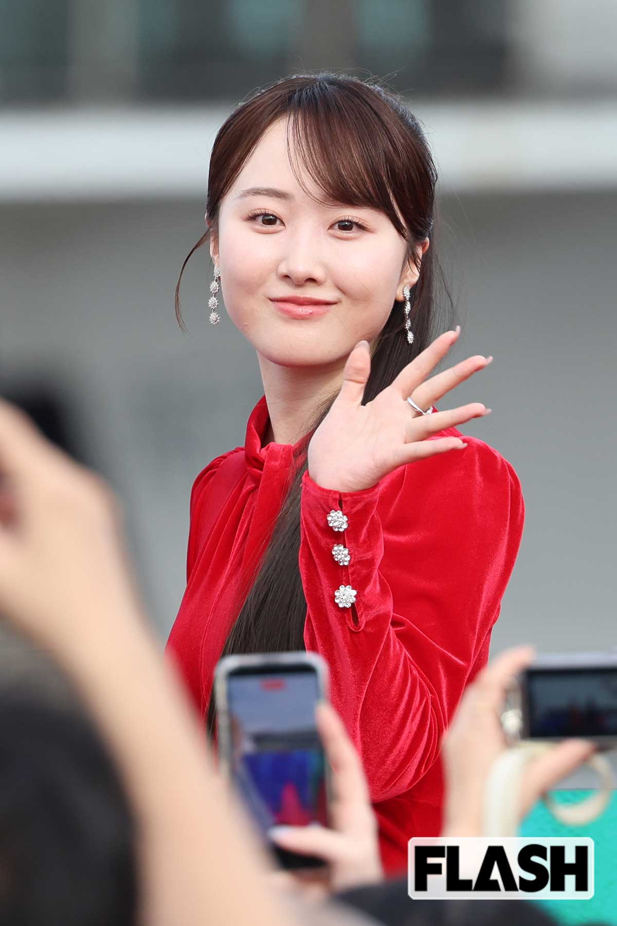 ファンに向かって手を振る本田望結
