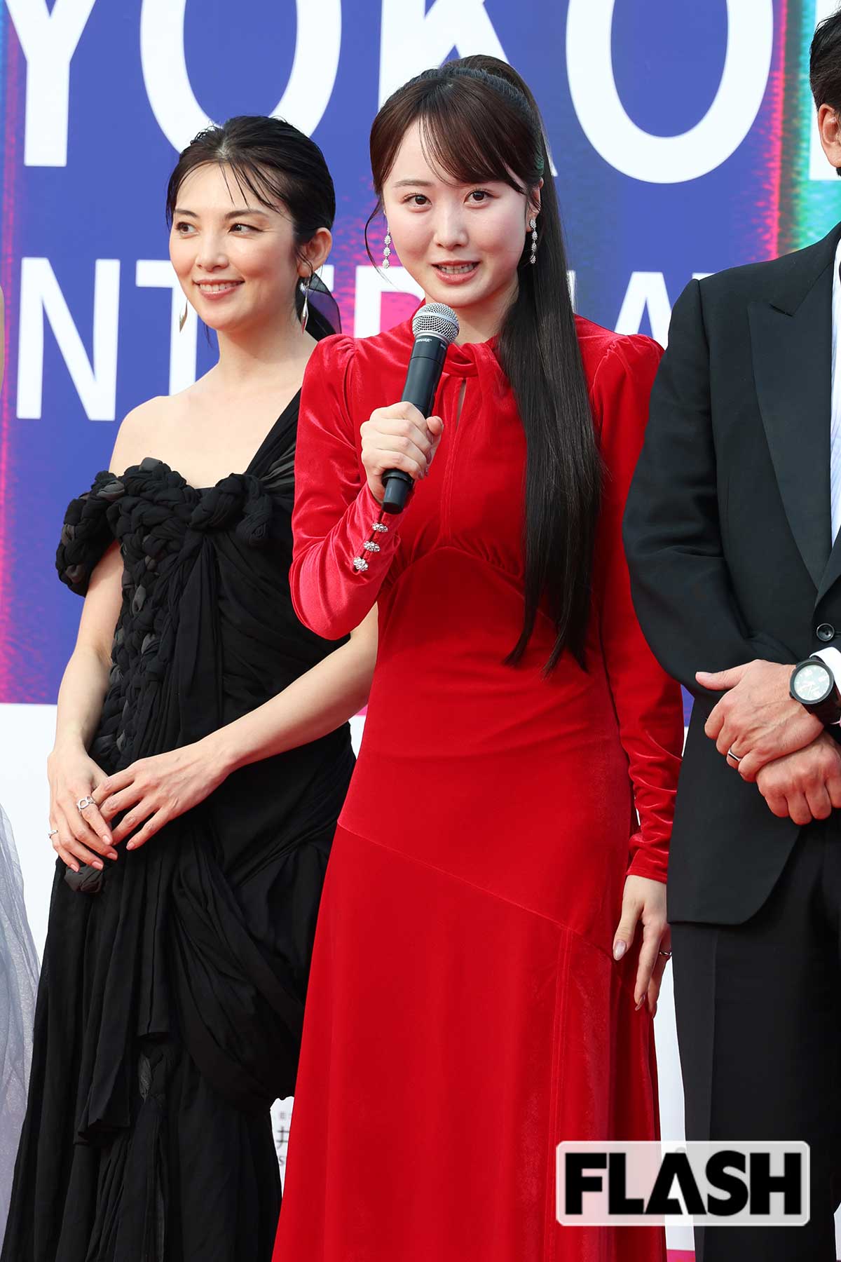 赤いワンピースにロングヘアがよく似合う本田望結