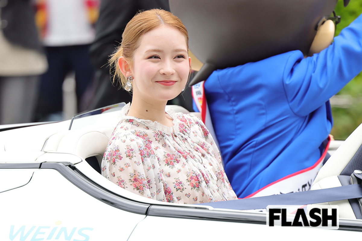 畑芽育、オープンカーで出演映画をPR…きらめく金髪＆指ハートで“神ファンサ”も