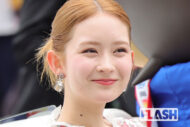 畑芽育、オープンカーで出演映画をPR…きらめく金髪＆指ハートで“神ファン…