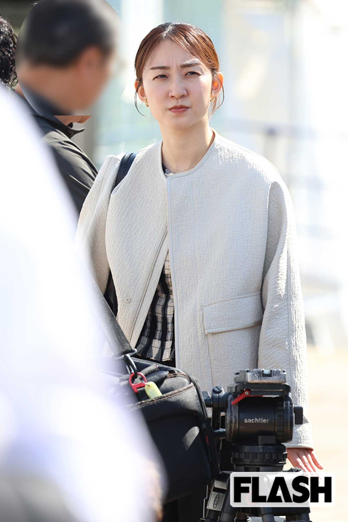 険しい顔をする日テレ・杉原凜アナ