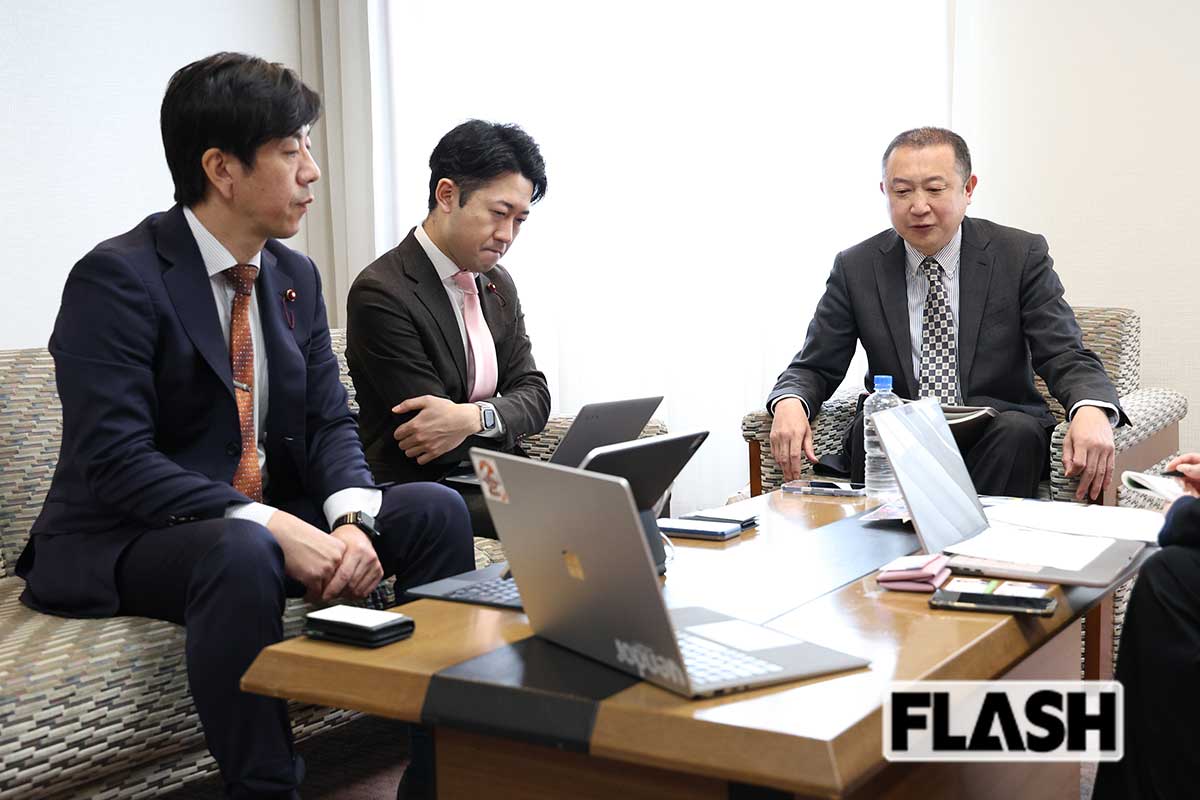 足立区長の問題点を追及する会派「是々非々の会」のメンバー。左から、加地まさなお議員、富田けんたろう議員、おぐら修平議員（写真・吉田 豊）