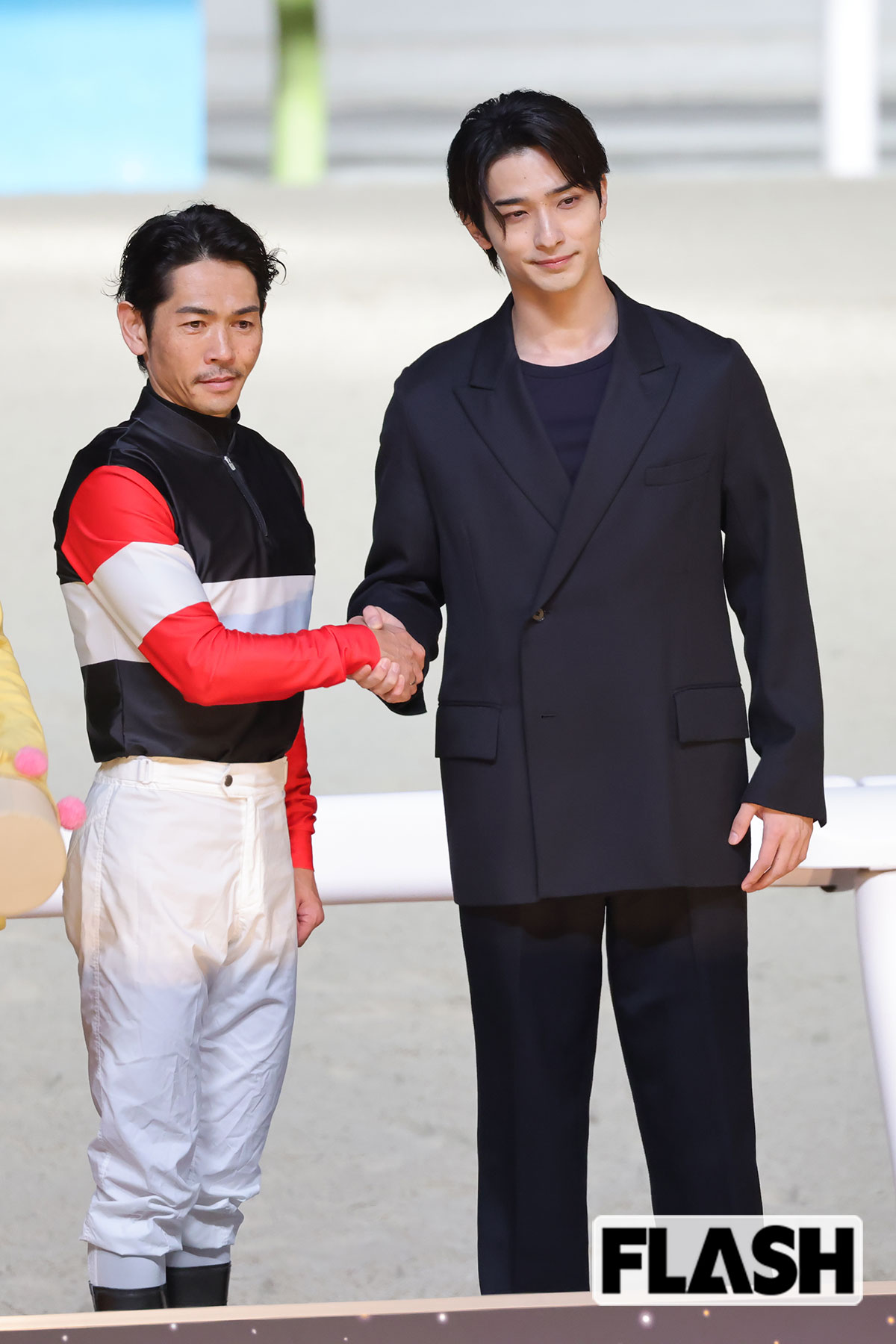 横浜流星は「羽田盃」の勝利ジョッキー・戸崎圭太騎手と握手をかわした