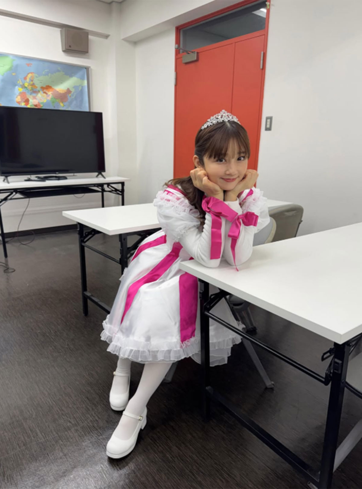 小倉優子のInstagramより。2026年5月9日に放送された『芸能人が本気で考えた!ドッキリGP』（フジテレビ系）では、“こりん星”の設定を復活させ、2004年に発売された楽曲『恋のシュビドゥバ』を披露。彼女の姿には「可愛過ぎてヤバい」と絶賛が寄せられた