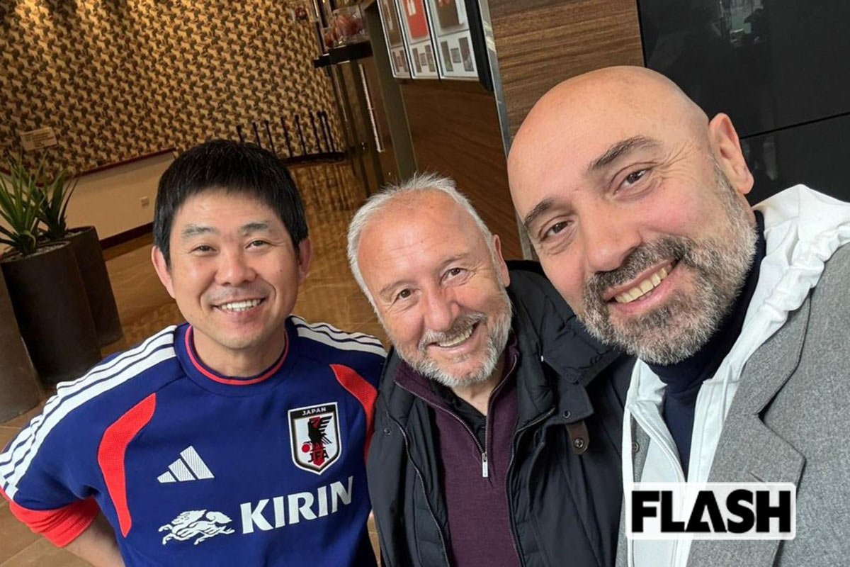 3月31日、ウェンブリーでの日本対イングランド戦観戦時。（左から）森保監督、ザッケローニ氏、コラウッティ氏