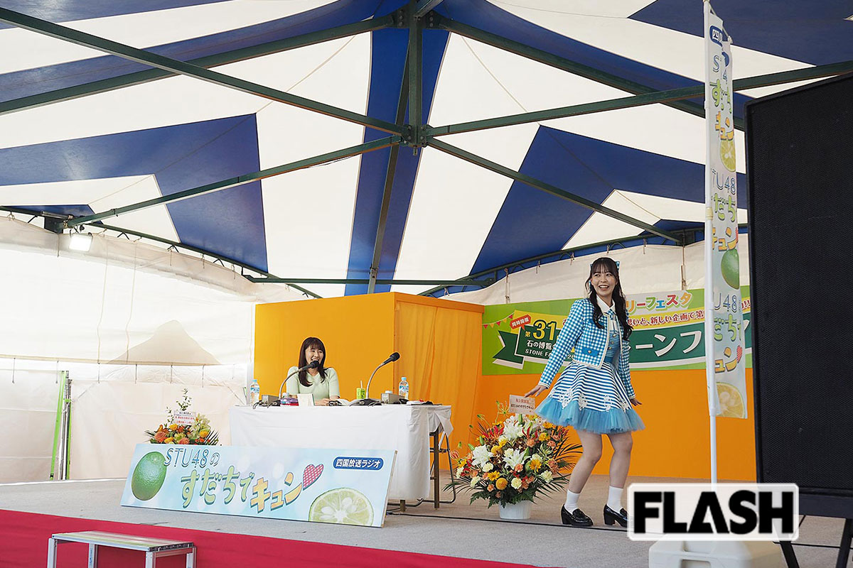 公開収録中、クイズで会場を盛り上げる2人
