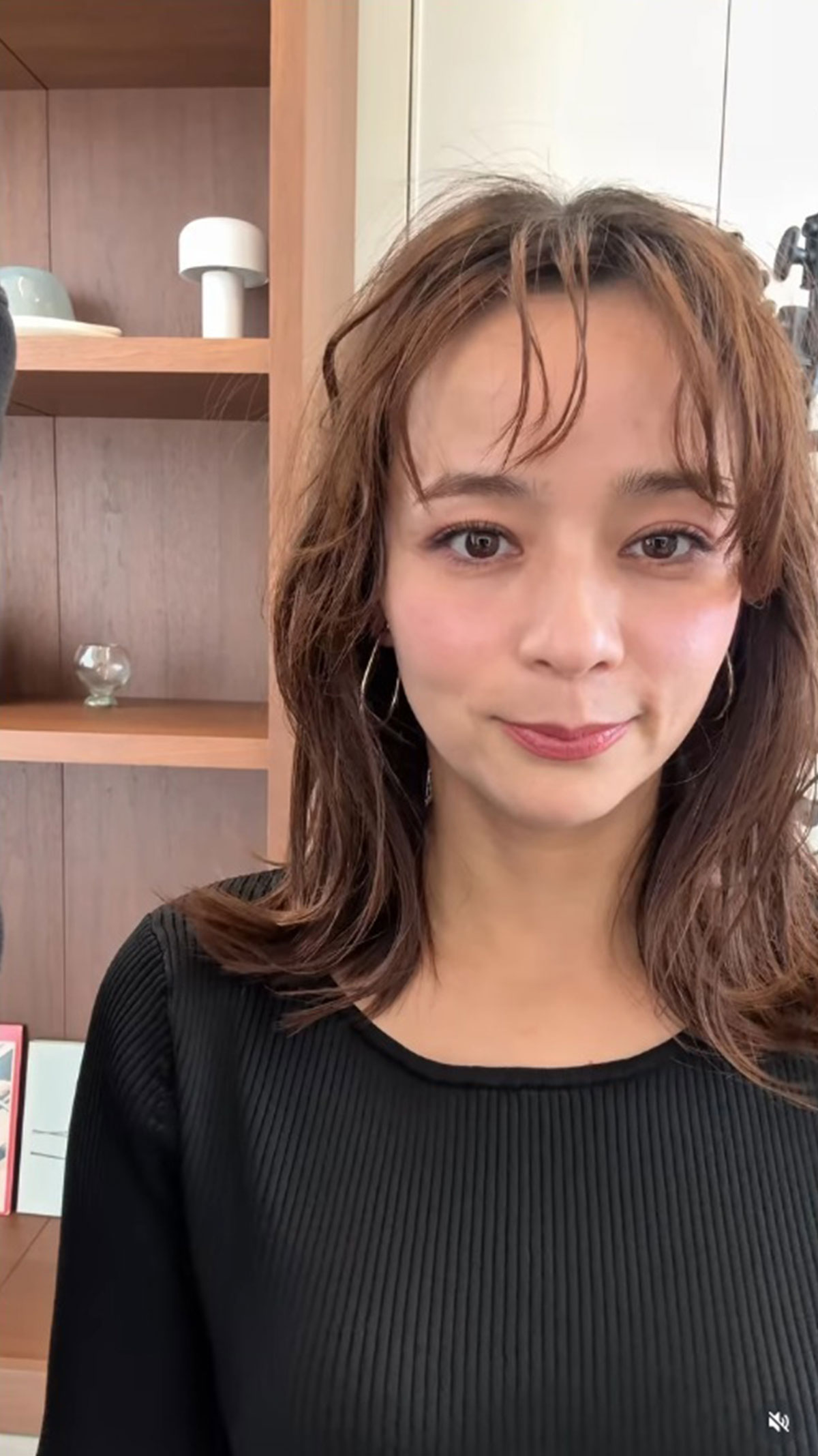 パーマをかけたようなウェーブのかかったヘアスタイルを披露する加藤ローサ（写真・本人Instagramより）