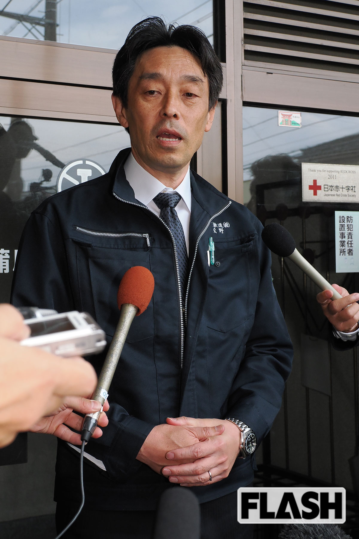 死亡事故を受けてメディアに囲まれる茂野一弘社長（写真・梅基展央）