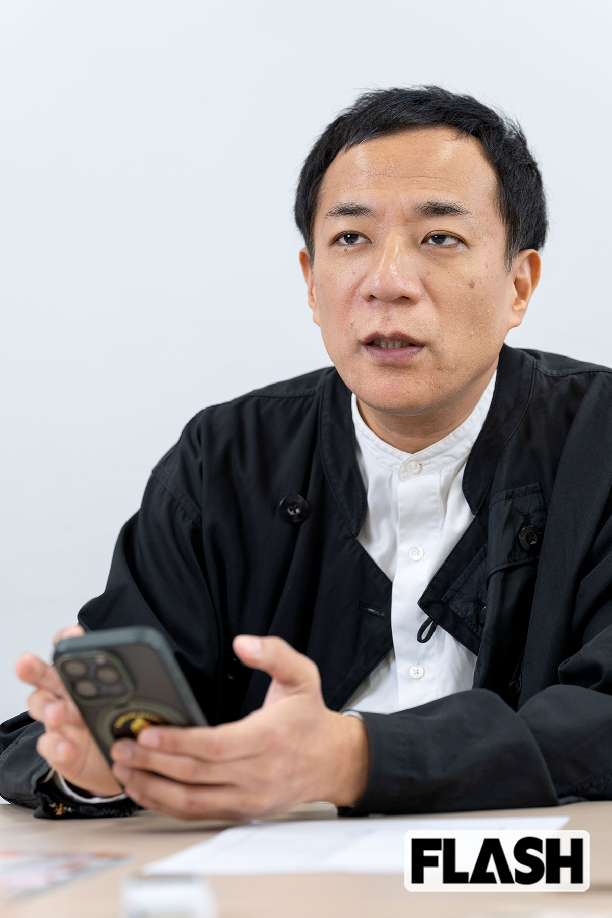 スマホで演技をチェックするナイツ・塙宣之。「自分の演技は“棒”です（笑）」（写真・福田ヨシツグ）