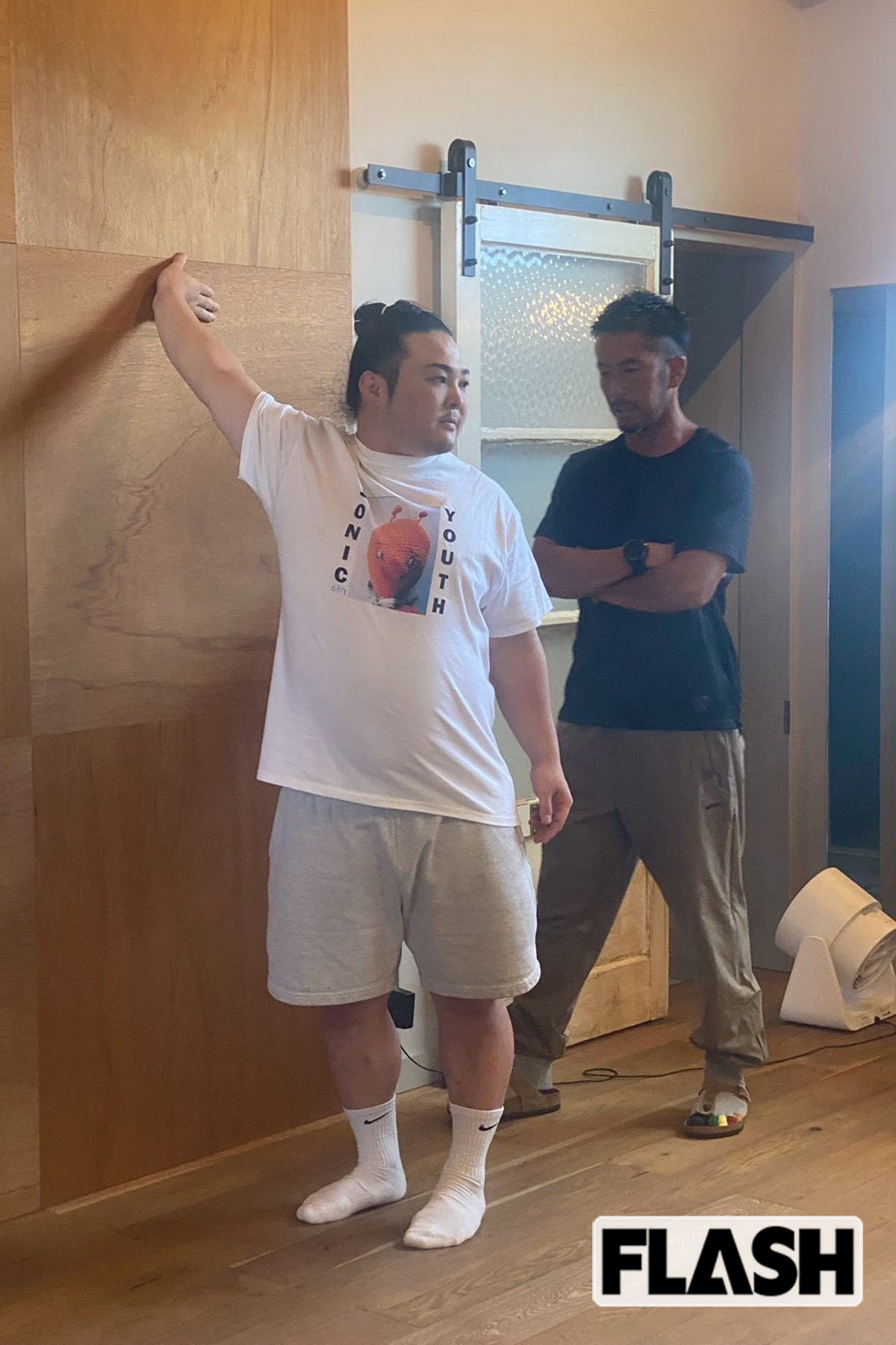 ラグビー日本代表も指導するトレーナーの佐藤義人氏とともにリハビリメニューをこなす