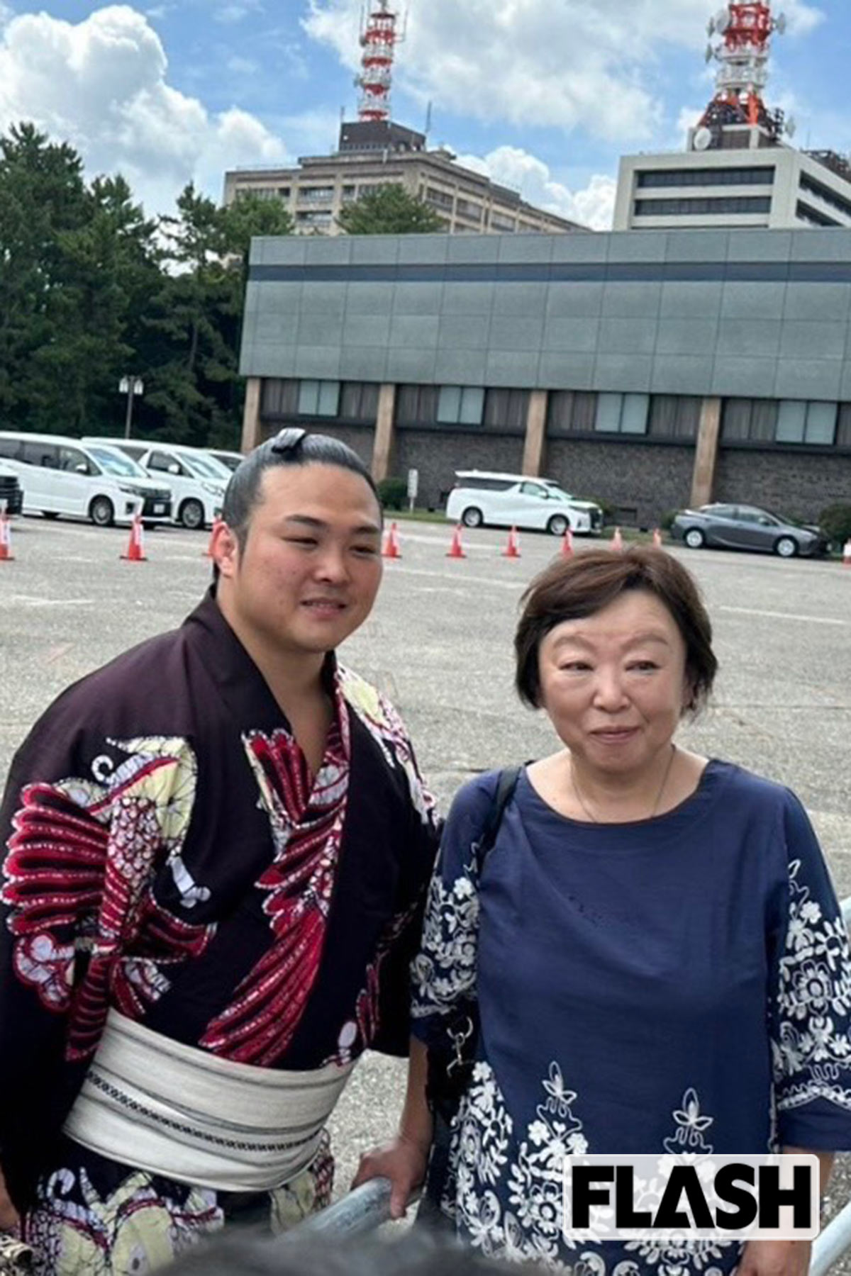 母・由美子さんと記念撮影。母は息子の土俵復帰までの苦しい道のりを支え続けた
