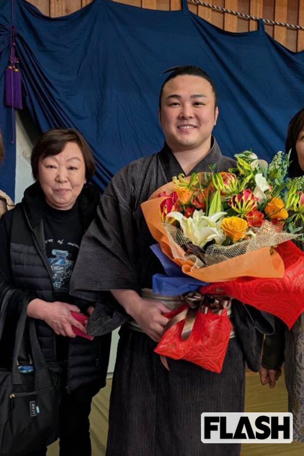 母・由美子さんと記念撮影。母は息子の土俵復帰までの苦しい道のりを支え続けた