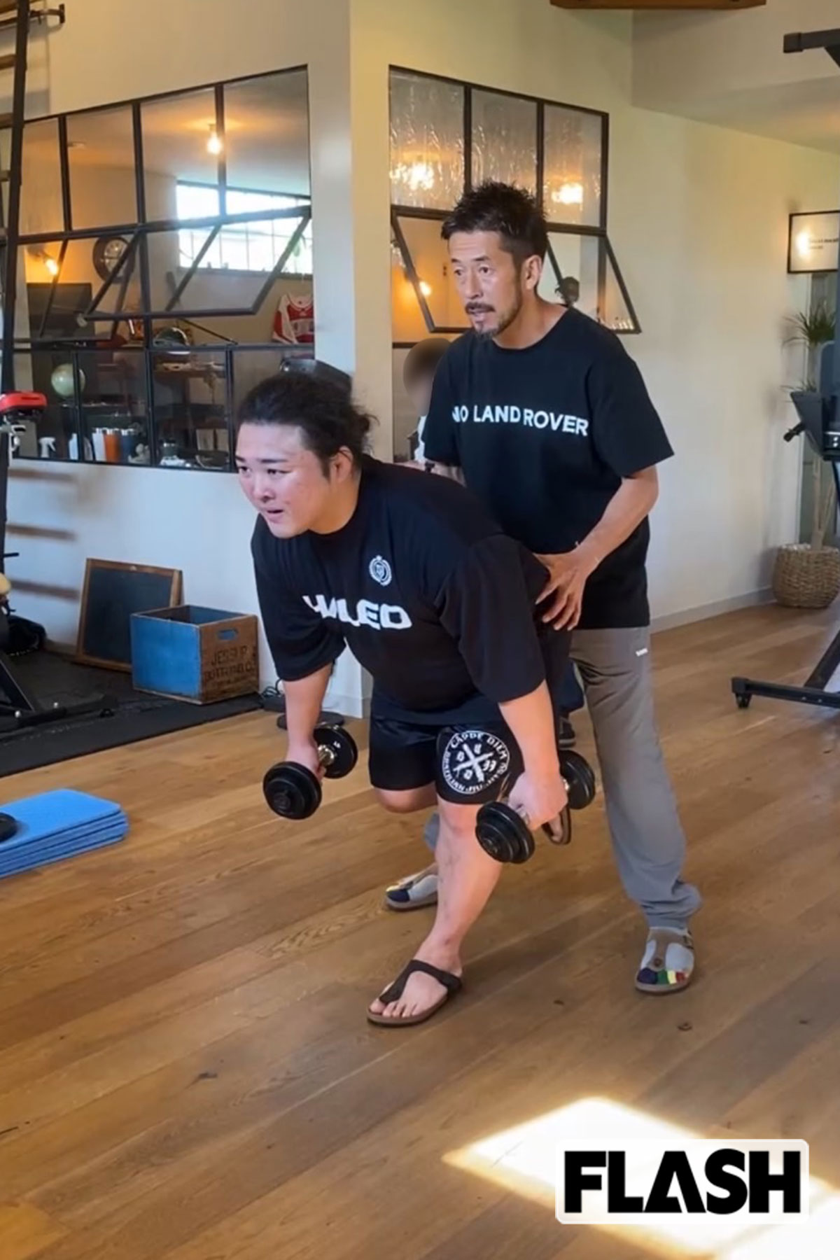 ラグビー日本代表も指導するトレーナーの佐藤義人氏とともにリハビリメニューをこなす