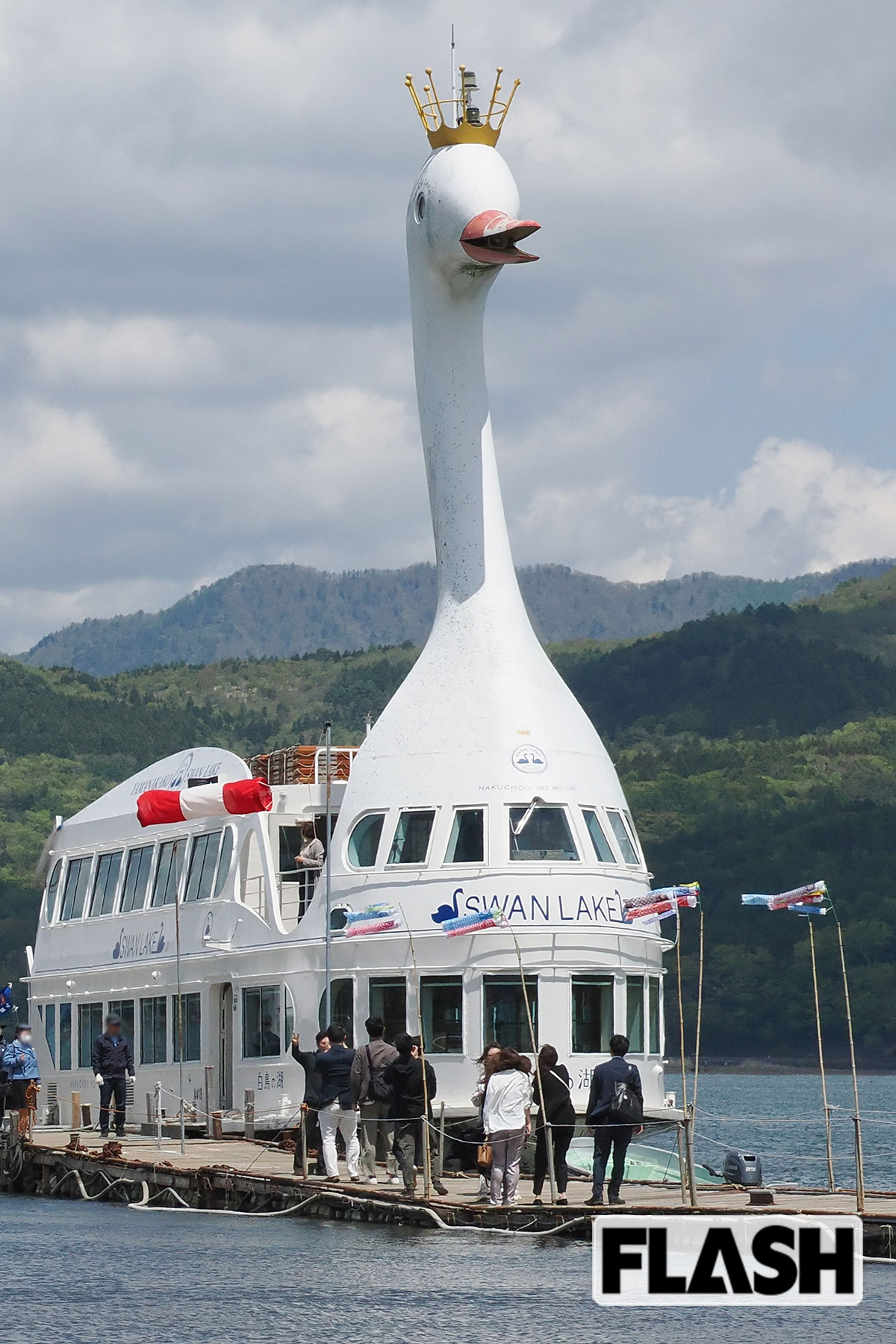 5月10日、山中湖の遊覧船・白鳥の湖号に乗船する途上の旧宏池会有志秘書たち（写真・梅基展央）