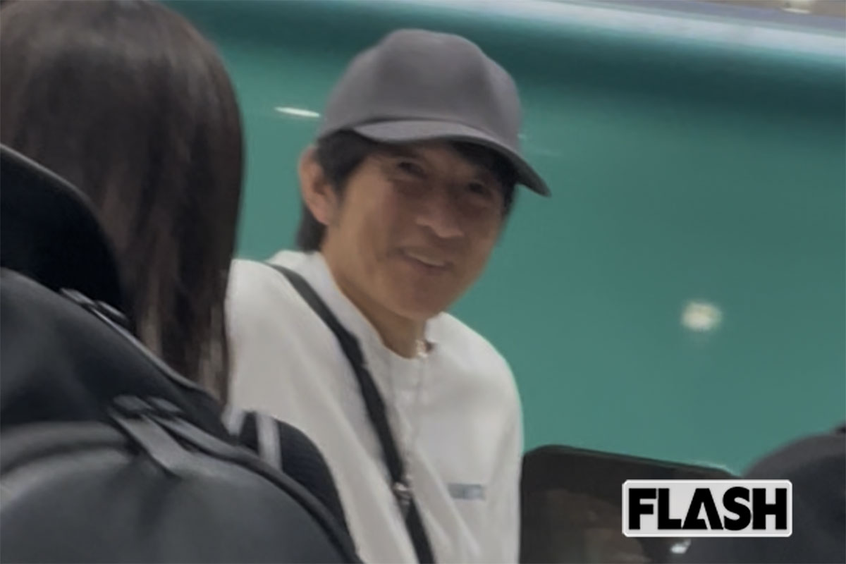 仙台に向かう新幹線を待ちながらスタッフやメンバーと談笑する桜井和寿