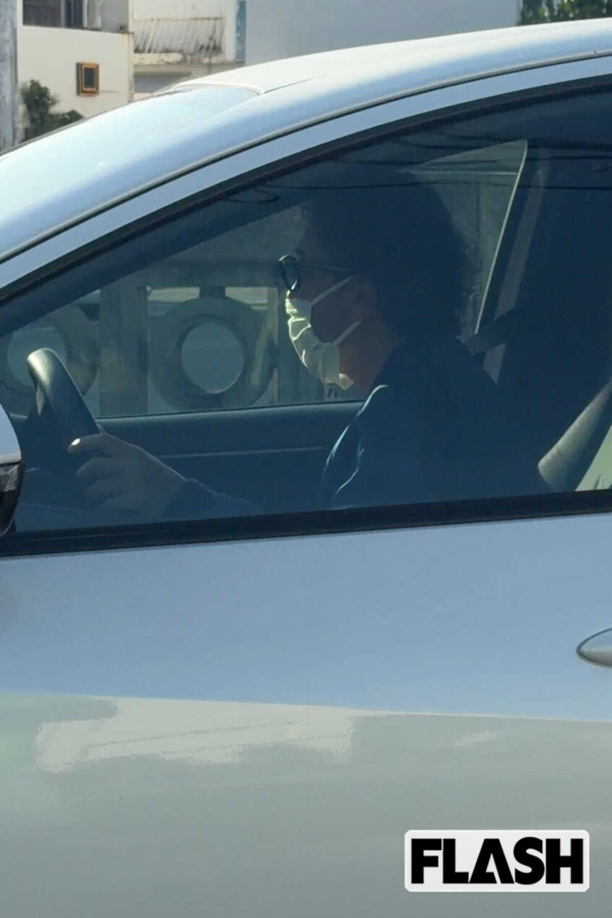 レンタカーを運転するムロツヨシ。島内では多数のエキストラを動員して撮影が進められているという