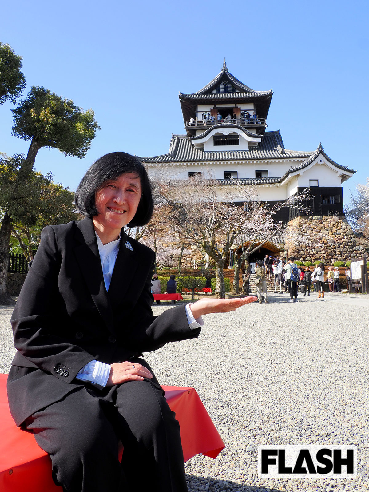 13代城主である成瀬淳子さん。カメラマンのリクエストに、城への愛情表現ポーズをとってくれた（写真・保坂駱駝）