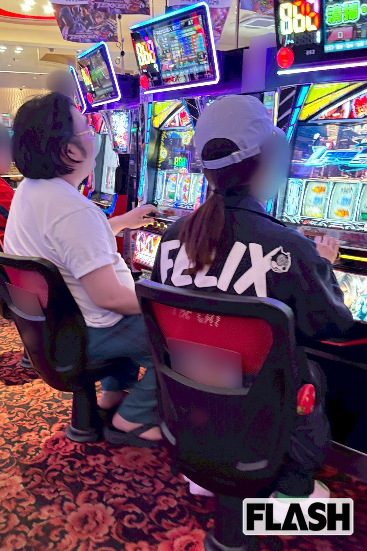 2026年5月、都内のパチンコ店で妻のA子さんとスマスロを打つビスケットブラザーズ・原田泰雅。原田は電子タバコをふかしながら、慣れた手つきでスマスロを打っていた。台に置いた財布には小銭などがパンパンに入っており、RUSHに入ると歯を見せて喜びを噛みしめていた（写真・金谷千治）