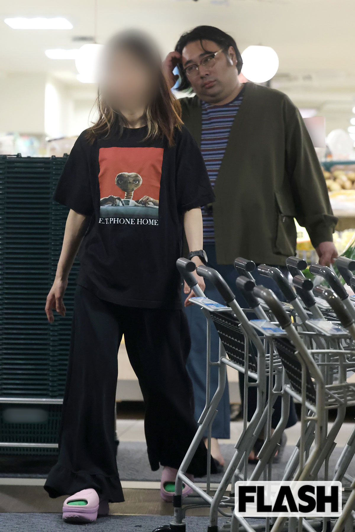 2026年5月、都内のスーパーで妻のA子さんと夕食の買いものをしていたビスケットブラザーズ・原田泰雅。店内では原田が買い物カゴを持っており、店を出てからは買い物袋も持つのも原田の担当。A子さんと仲よく談笑しながら帰路についた（写真・伊藤 修）