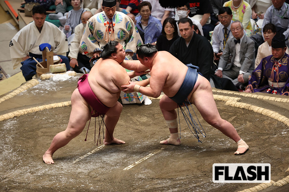 5月場所初日は御嶽海（左）相手に黒星スタートだった玉鷲（写真・JMPA）