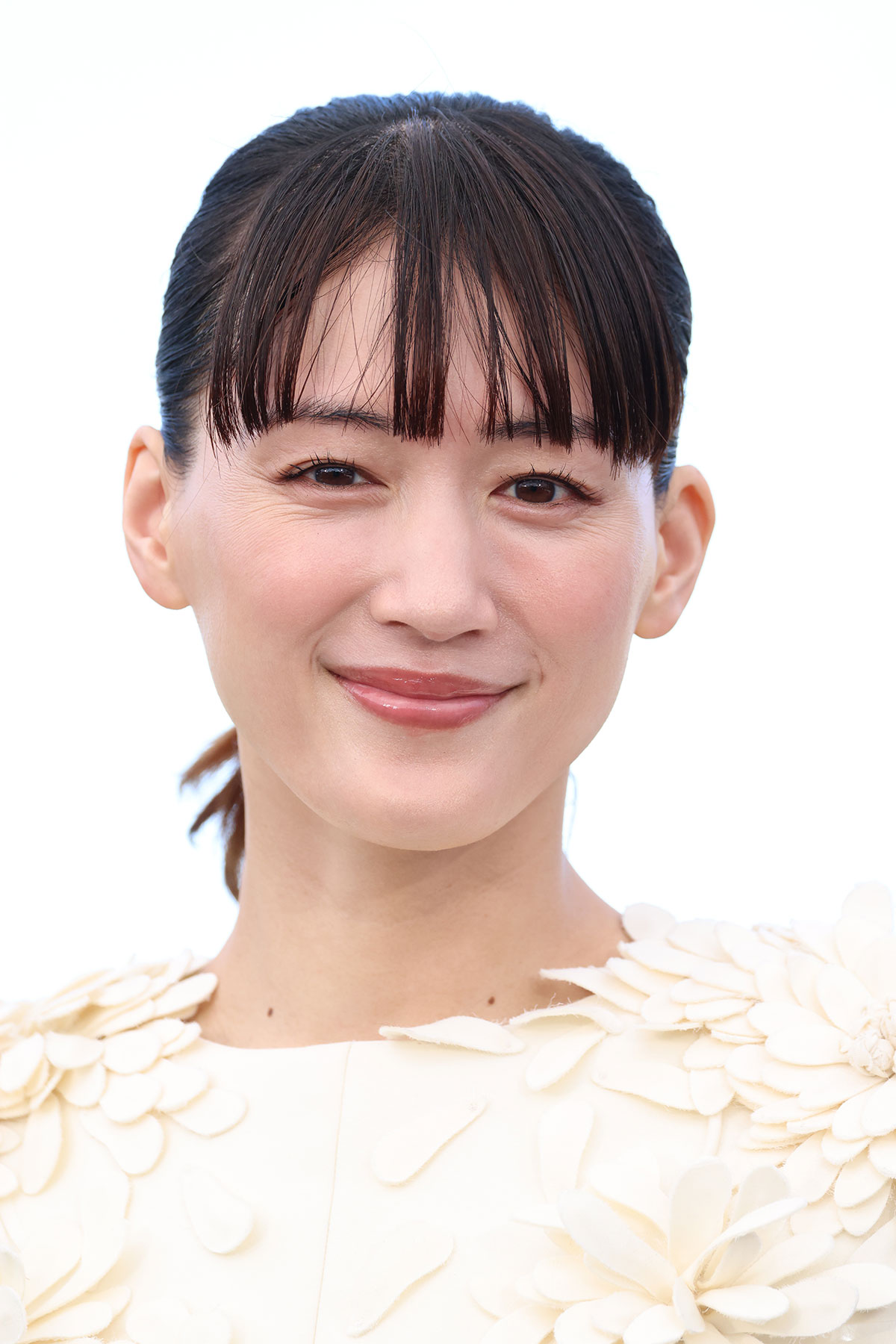 目元の小ジワに注目が集まる綾瀬はるか。自然な年の取り方として絶賛の声が出ている（写真・アフロ）