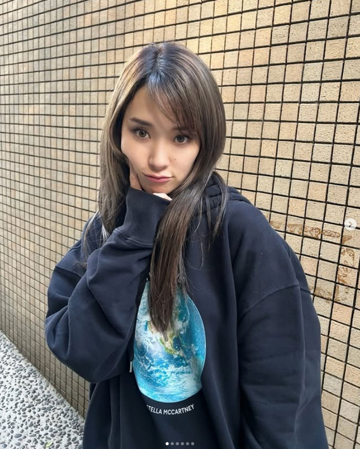 剛力彩芽が公開したロングヘア姿。「すごくかわいい」と話題になっている（写真・本人Instagramより）