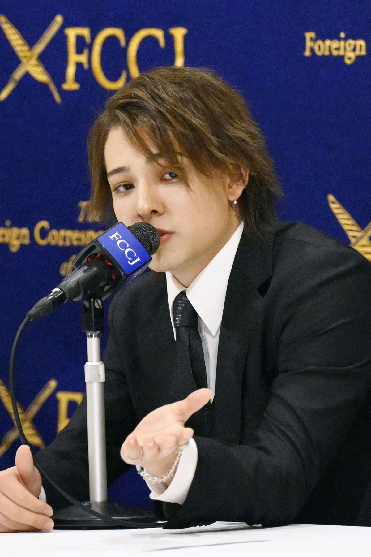 カウアン・オカモト、ホストデビューも苦情DM810件、“元ジャニーズJr.”の肩書に「全てにおいて不信感しかない」ファン猛反発