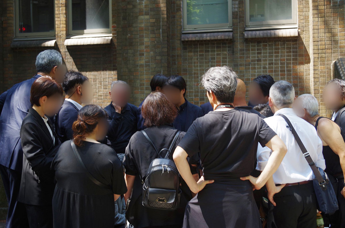 東京大学・五月祭にて、参政党の神谷宗幣代表の講演が注視になったのち、会場前に“突入”した参政党関係者ら20人は、打ち合わせしていたという。昼間たかし氏提供