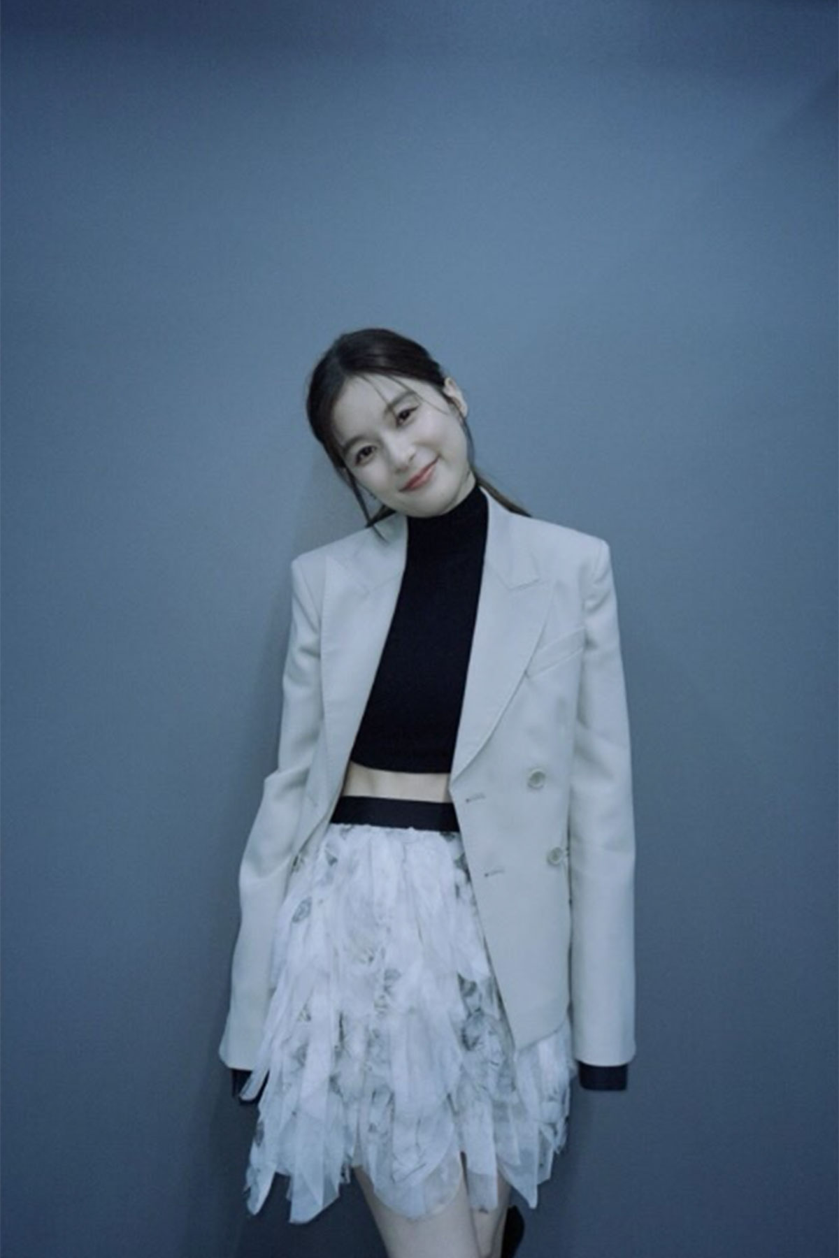 芳根京子のInstagramより。美腹筋が見えるスタイリングには「カッコ良すぎる」と絶賛が集まった