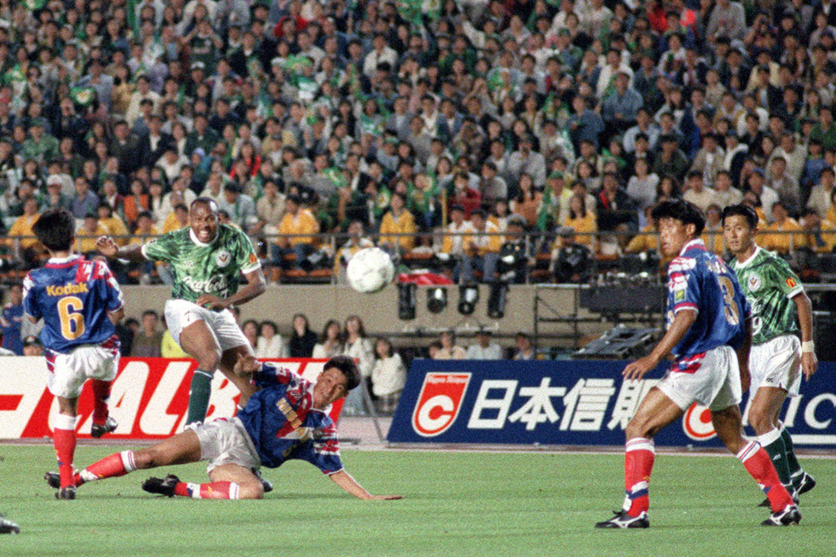 1993年5月15日、国立競技場でおこなわれたヴェルディ川崎vs.横浜マリノス戦の開幕戦。前半19分、ゴール右隅に先制シュートを決めたマイヤー（写真・共同通信）