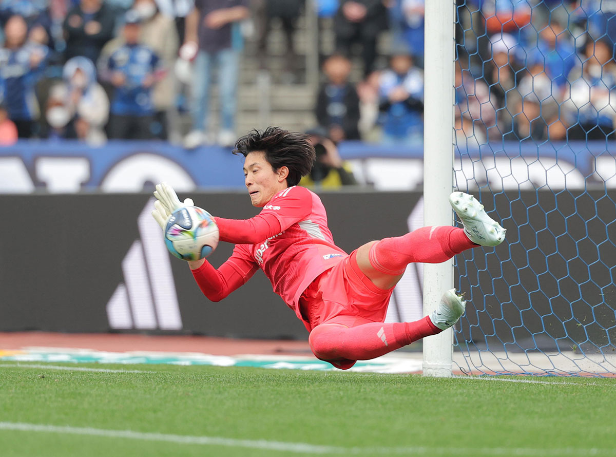 PK戦で相手のシュートを止める町田ゼルビアのGKの谷晃生(写真・スポーツ報知/アフロ)