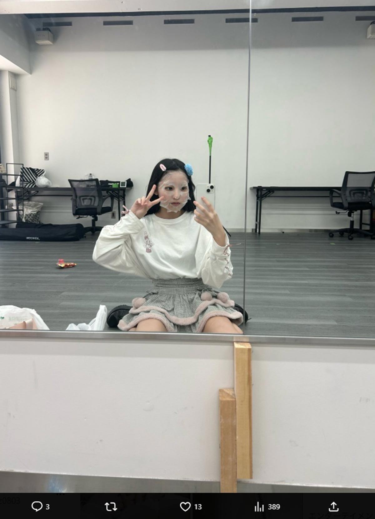 ミニスカ姿で顔パックをする姿を投稿した森なずな（写真・本人のXより）