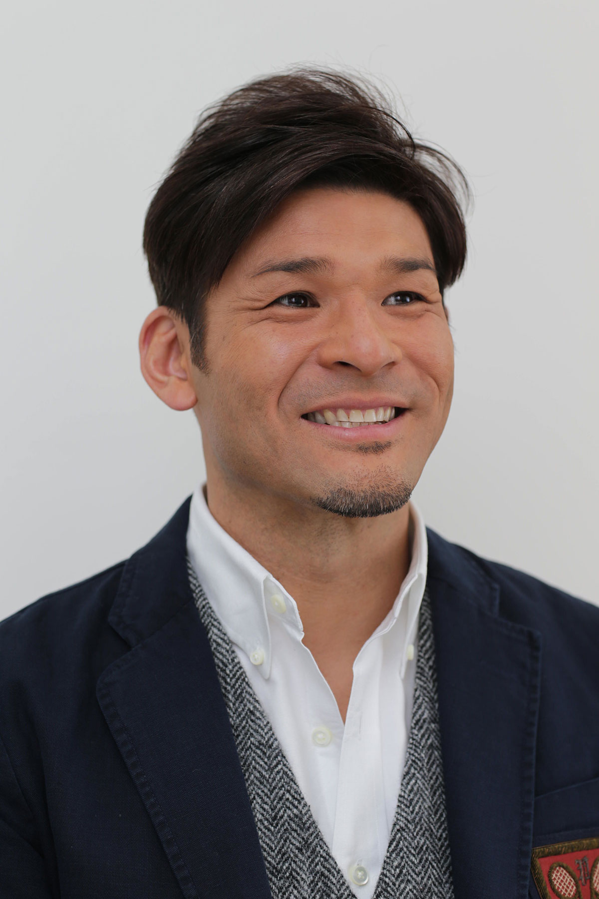 照英、“丸太のような腕” 披露してファン驚き「バッキバキですやん」…ラクロス選手の長男に対抗してモーニング筋トレの日々