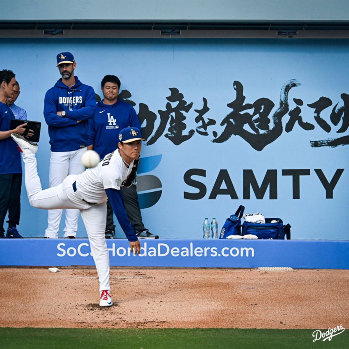 サムティホールディングスの広告に出演する山本由伸（@DodgersのInstagramより）
