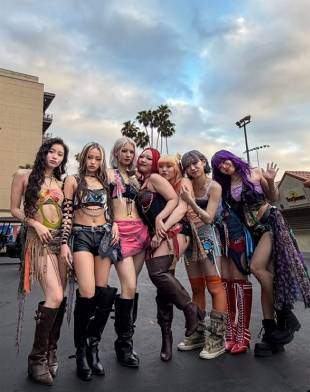 HANAの公式Xより。ロサンゼルスで開催された音楽フェス「CLOUD NINE presents “Zipangu” JAPANESE MUSIC EVENT 2026」での集合写真だが、露出度の高い衣装には賛否が巻き起こった